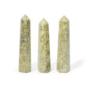Šestihranný obelisk z drahokamu, přibližně 11 cm – epidot