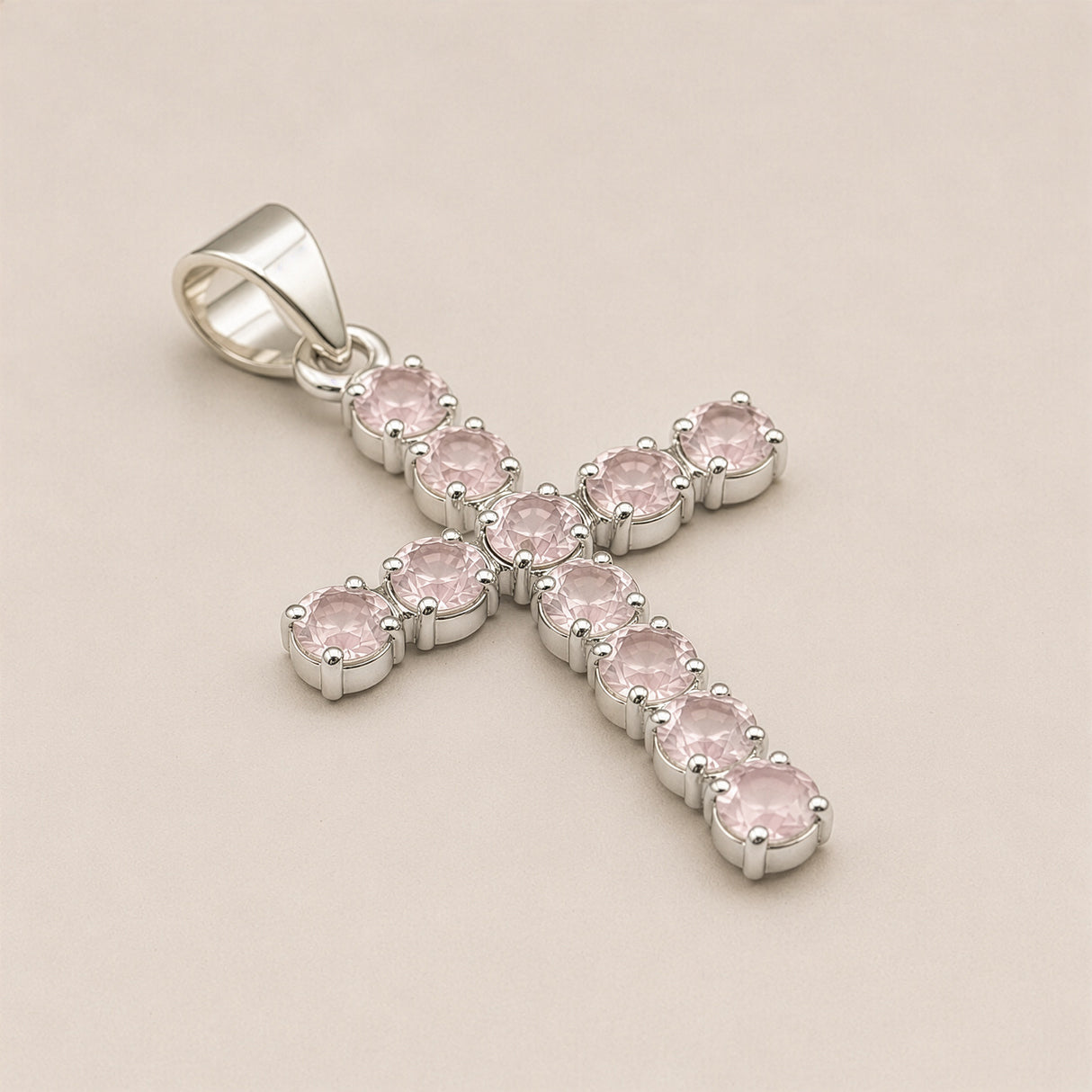 Indischer Andachtsanhänger – versilbert (45 cm Kette) – Rosenquarz-Kreuz