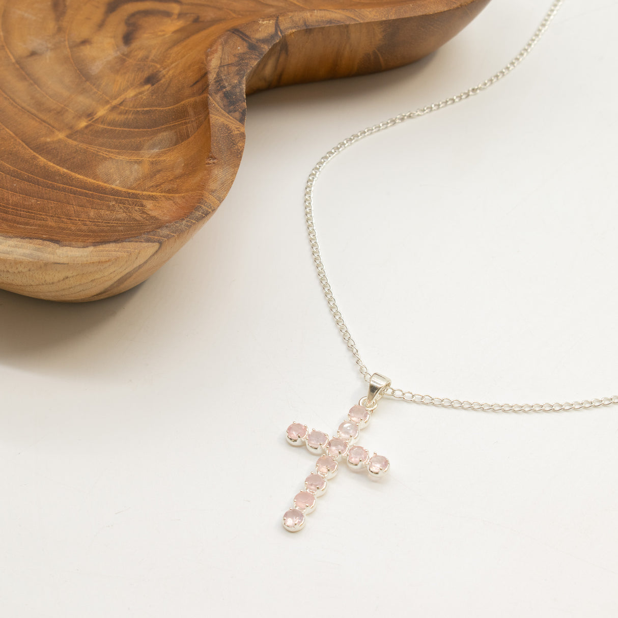 Indischer Andachtsanhänger – versilbert (45 cm Kette) – Rosenquarz-Kreuz