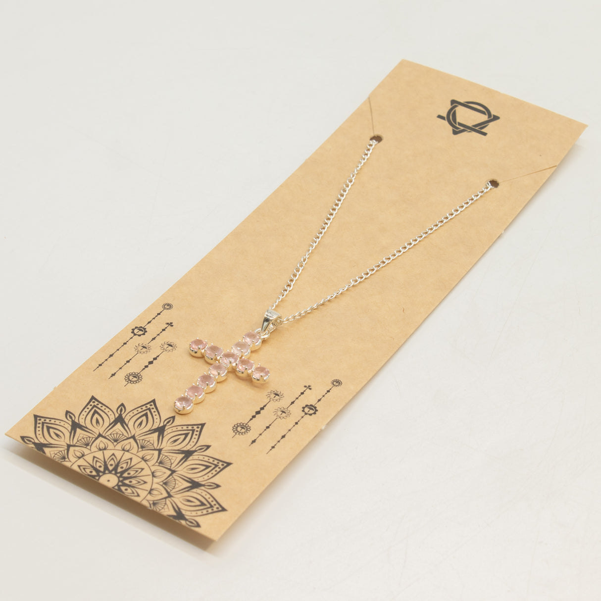 Indischer Andachtsanhänger – versilbert (45 cm Kette) – Rosenquarz-Kreuz