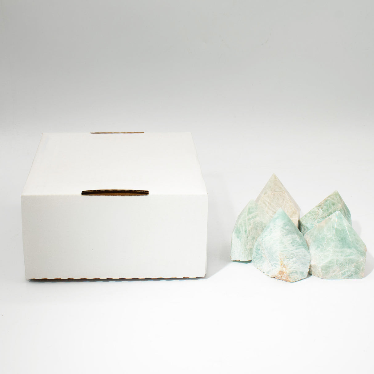 Leštěné špičky z drahých kamenů – indický amazonit (přibližně 5–6 kusů)