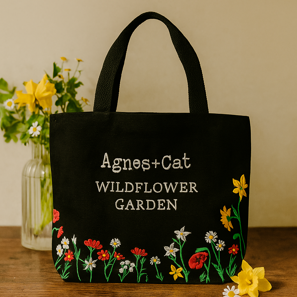 Bolsa de mano con diseño de setas bordada en negro