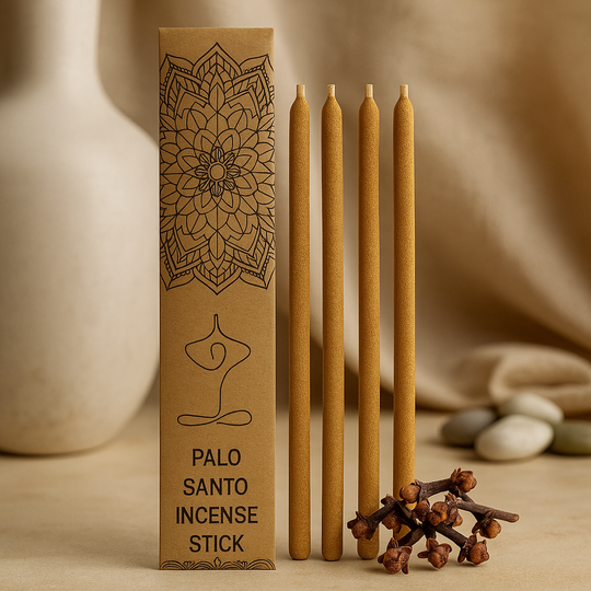 Užareni štapić Palo Santo sa sve jačim žarom, koji oslobađa mirisan dim na mekom toplom svjetlu za svjesni ritual
