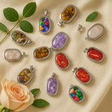 Ovale Anhänger mit Stahlgehäuse – 12 verschiedene Edelsteinsplitter und Muscheln (12 Stück)