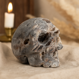 Geschnitzter Totenkopf aus Calcit-Geode – Edelsteinkristall-Mineral