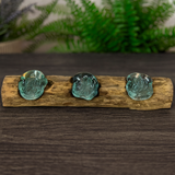 Flacher Dreifach-Kerzenhalter aus geschmolzenem Glas auf Holz