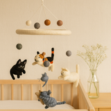 Wunderliches handgemachtes Baby-Mobile aus Filz mit Katzen und Mäusen fürs Kinderzimmer – beruhigendes Babydekor mit bunten Filz-Pom-Poms