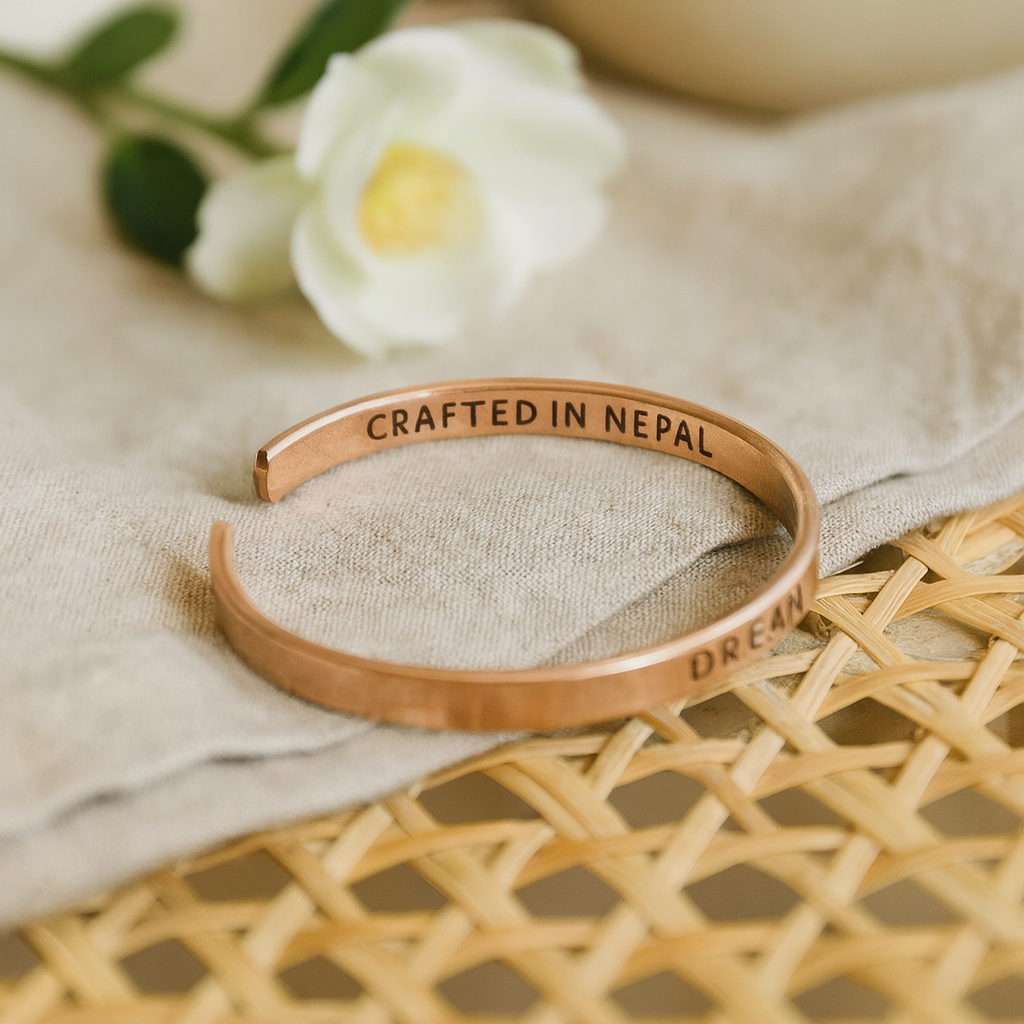 Inspirerande koppararmband, handgjort i Nepal