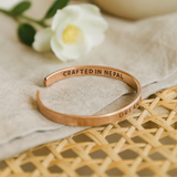 Inspirerande koppararmband, handgjort i Nepal
