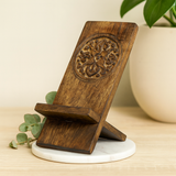 Umweltfreundlicher Telefonständer aus Mangoholz mit geschnitztem Mandala-Motiv – rustikaler und eleganter Smartphone-Halter