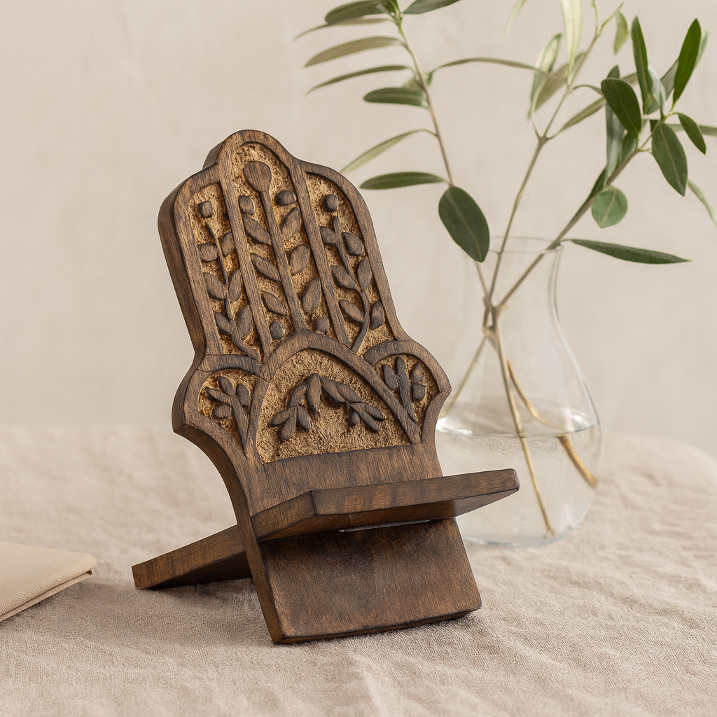 Umweltfreundlicher, handgeschnitzter Telefonständer aus Mangoholz mit Hamsa-Design für Schutz und Stil