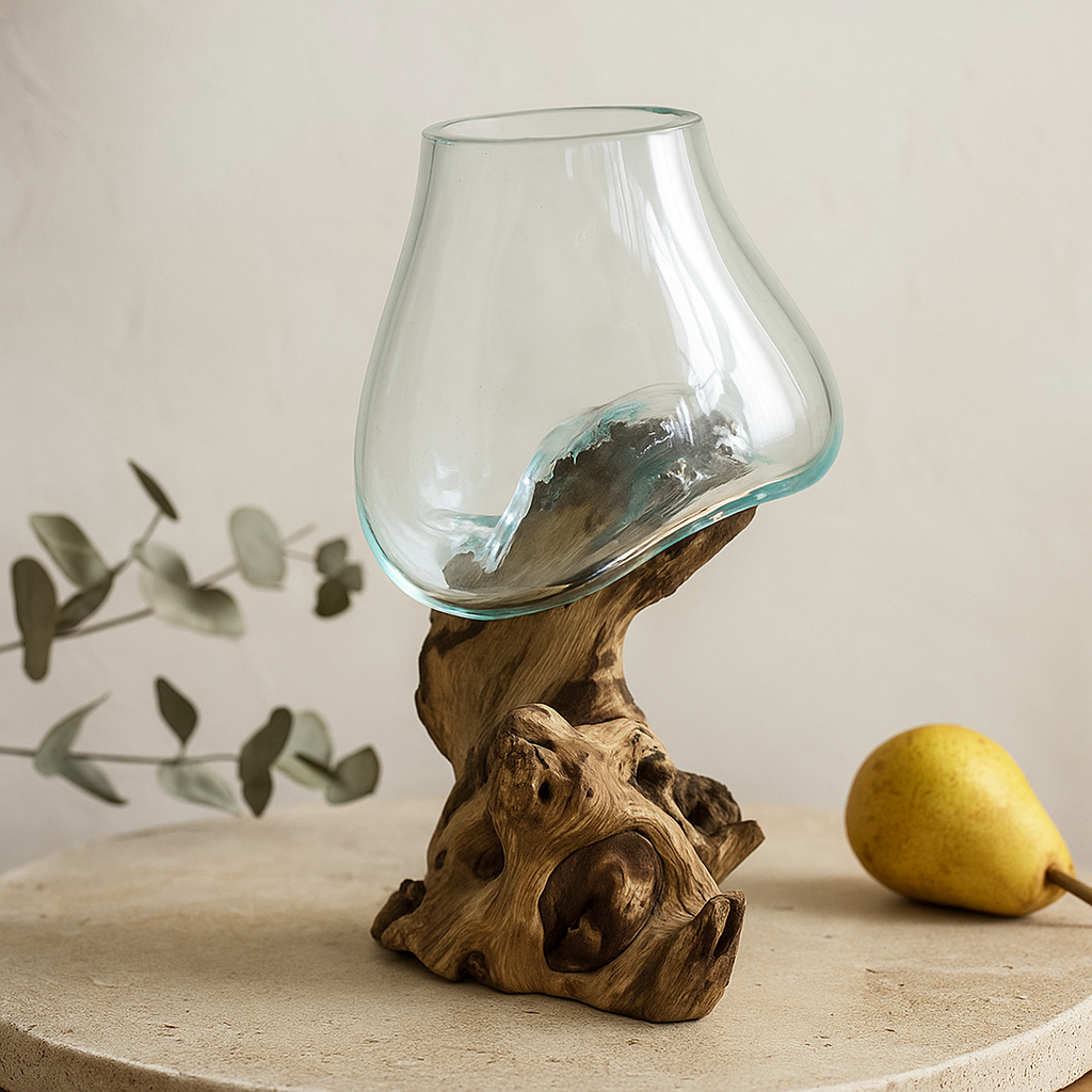 Smeltet glassbolle på trefot