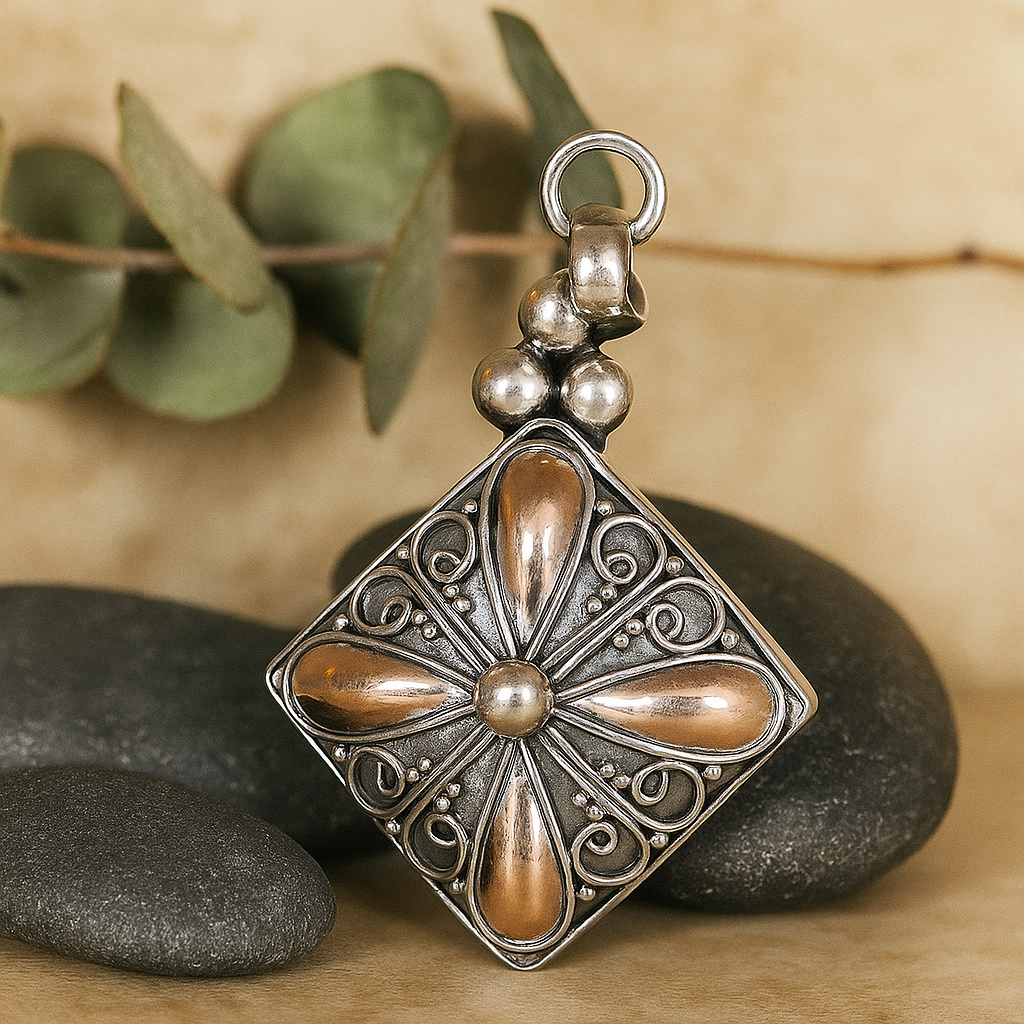 Přívěsek ze 18k zlata a stříbra - čtvercový visací