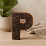 Drewniana litera P rustykalna kora 7 cm