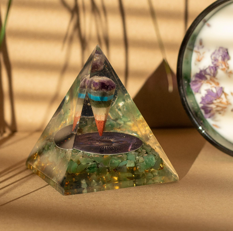 Med Organite pyramídy 7x6 cm - kyvadlo - zelené čipy aventurínu
