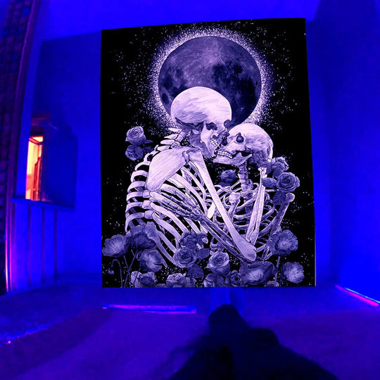 Fluoreszkáló vászonkép, amely ultraibolya fekete fényben ragyog egy félhomályos szobában