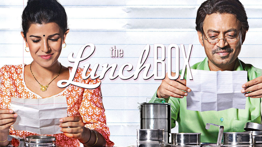 Ilustrovaný filmový záber z filmu The Lunchbox zobrazujúci poskladaný oceľový obedár, ktorý dabbawalovia z Bombaja prenášajú rušným mestom