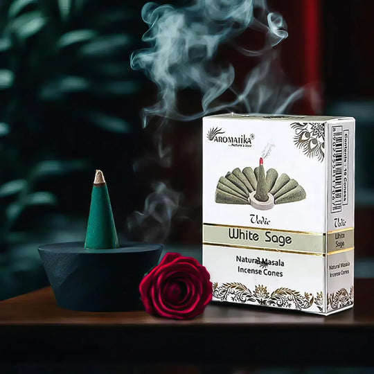 Vonné kužele z indickej šalvie bielej usporiadané do malej pyramídy; ide o bezjadrovú formu, ktorá horí a uvoľňuje plnšiu vôňu