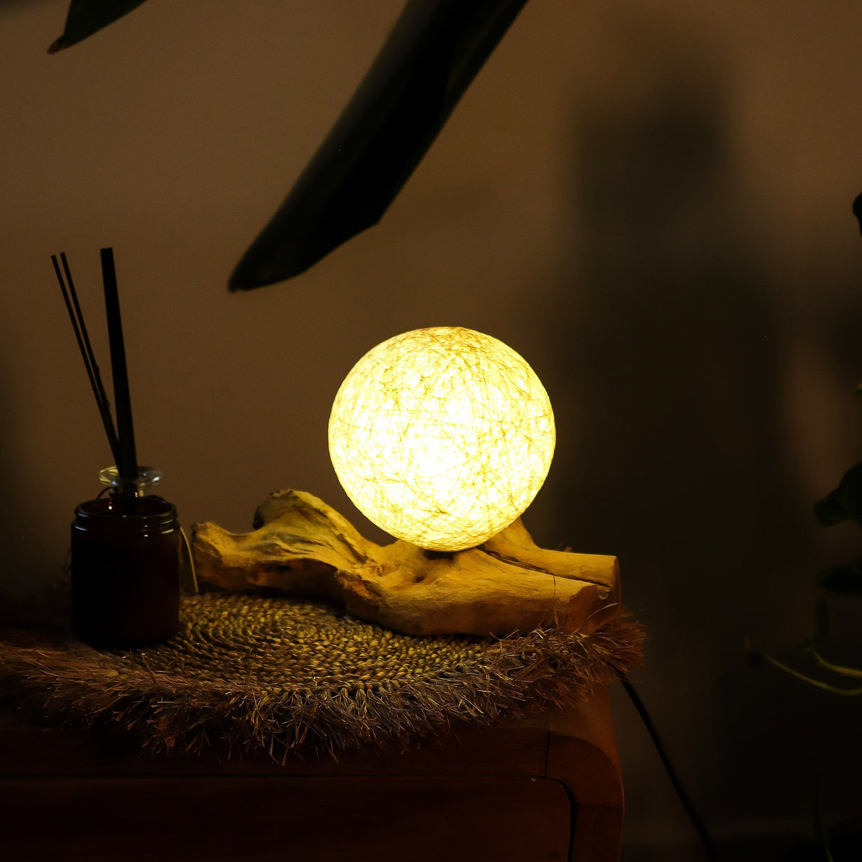 Φωτιστικό DriftGlow με Περιτύλιγμα από Βαμβάκι και Κρεμ Αμπαζούρ