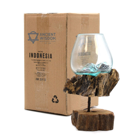 Sulatettu lasikulho keskikokoisella ajopuun jalustalla