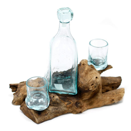 Juego de whisky de vidrio fundido sobre base de madera