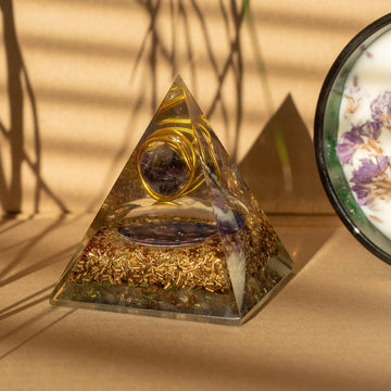 Pirâmides Médias de Orgonite 7x6cm – Ametista Envolvida – Fragmentos de Cobre