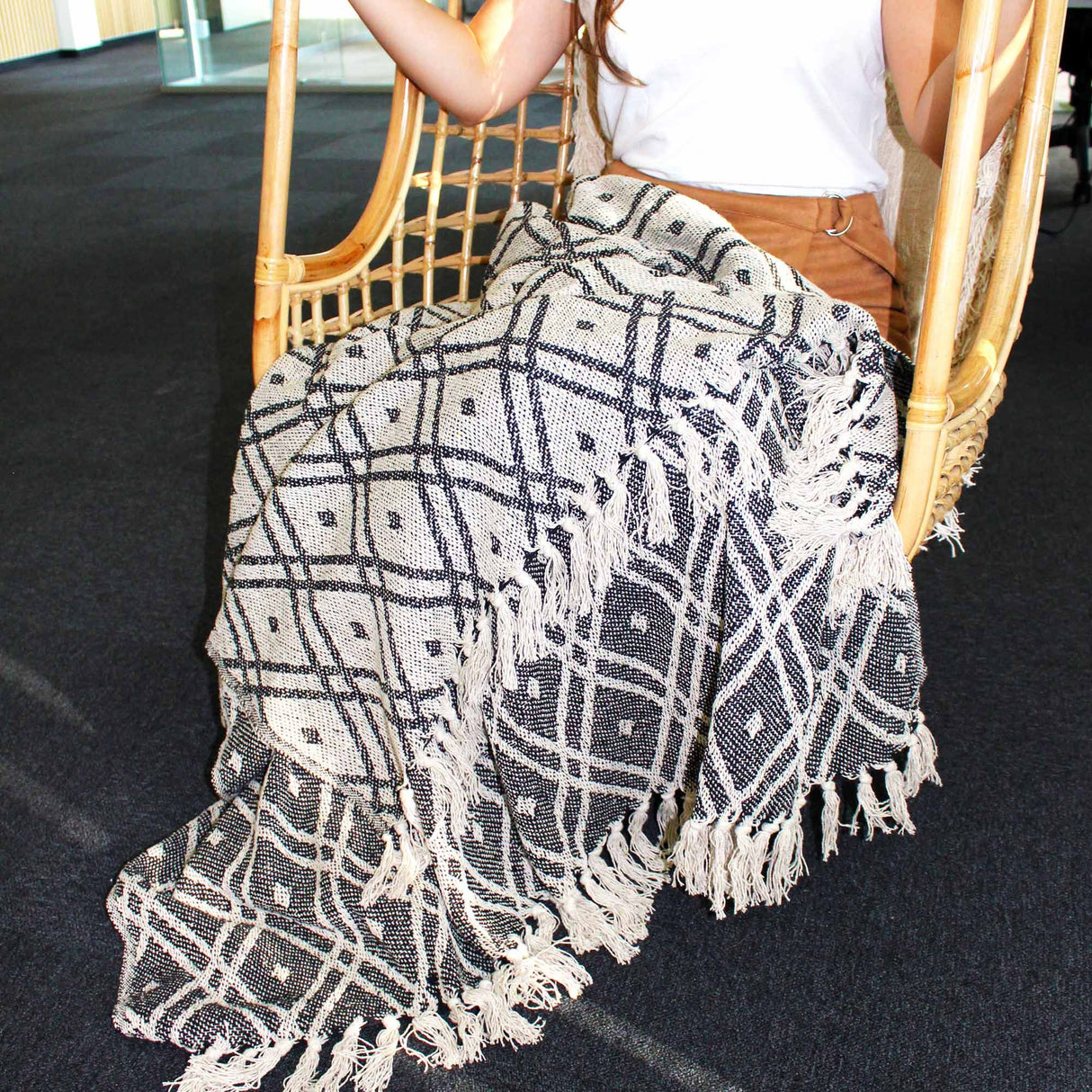Plaid en coton bohème noir beige Regency 125x150cm