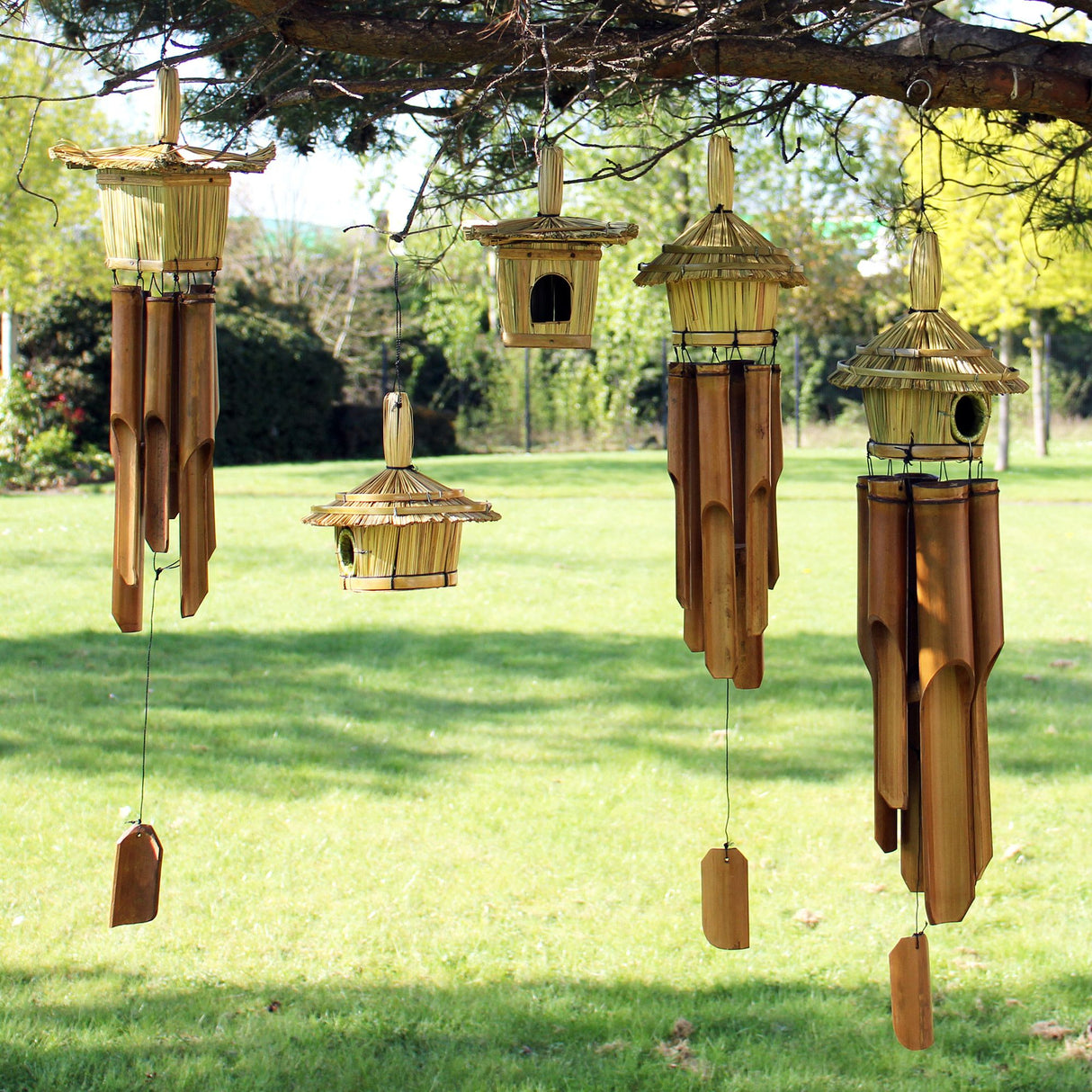 Boîte oiseau ronde en herbe de mer avec carillons 45x17cm