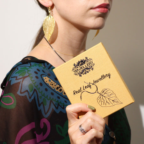 Серьги с золотыми листьями