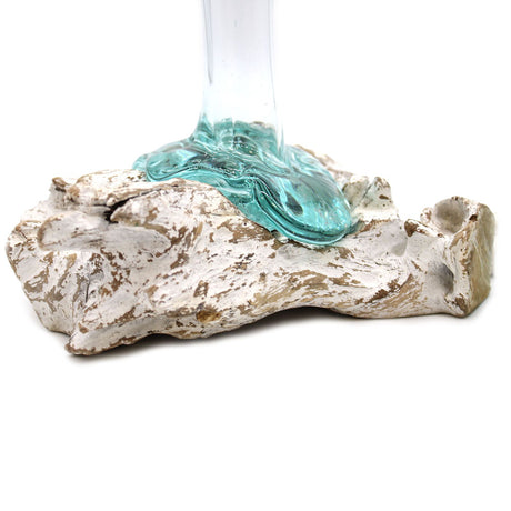 Återvunnen smält glasvas på träbas