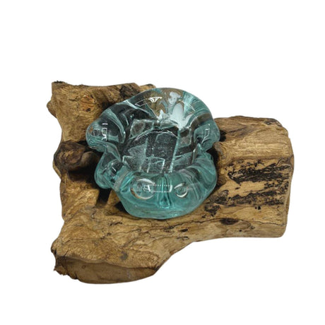 Sulatetusta lasista valmistettu kynttilänjalka puisella jalustalla