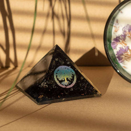 Petites pyramides d'orgonites 5,5x4,5 cm – Arbre de Vie – Éclats de tourmaline noire