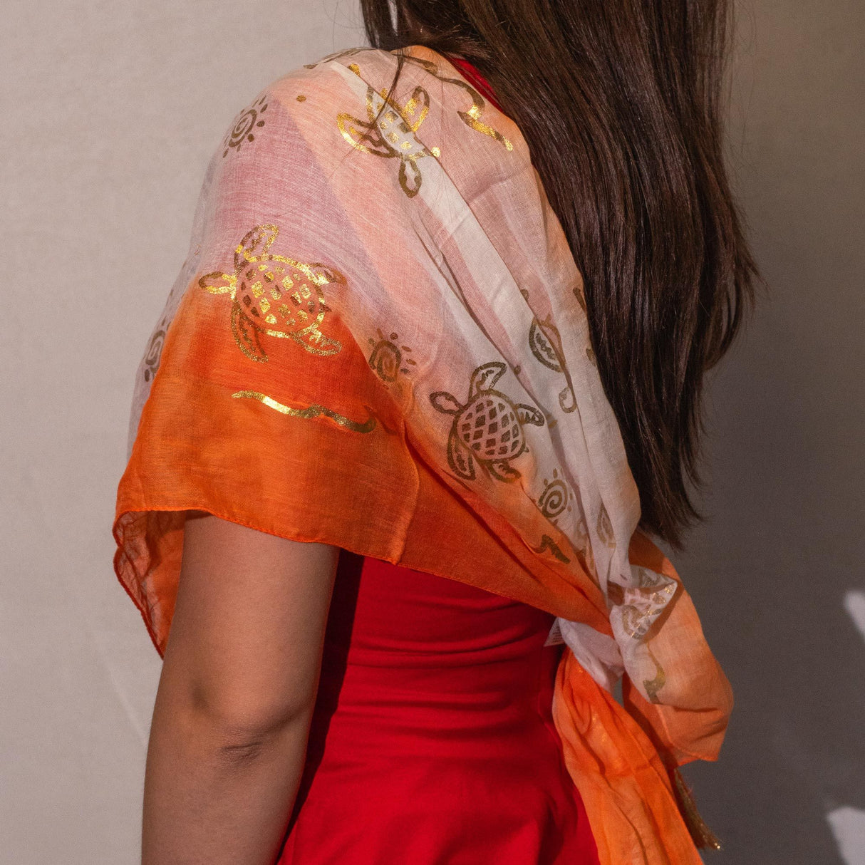 Платок Nomad Sari с летним принтом черепахи — коралловый (180x50 см)