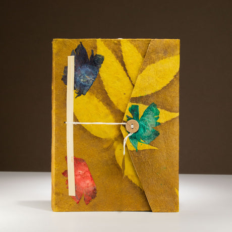 Lokta vahva kukkakuvioinen muistikirja – suuri (21x15cm) – 45 lehteä – Mukana kirjanmerkki – Sinappiruskea