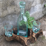 Juego de whisky de vidrio fundido sobre base de madera