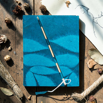 Caderno Lokta Floral Arrojado com Fecho de Bambu – Médio (15x12cm) – 45 Folhas – Azul Meia-Noite