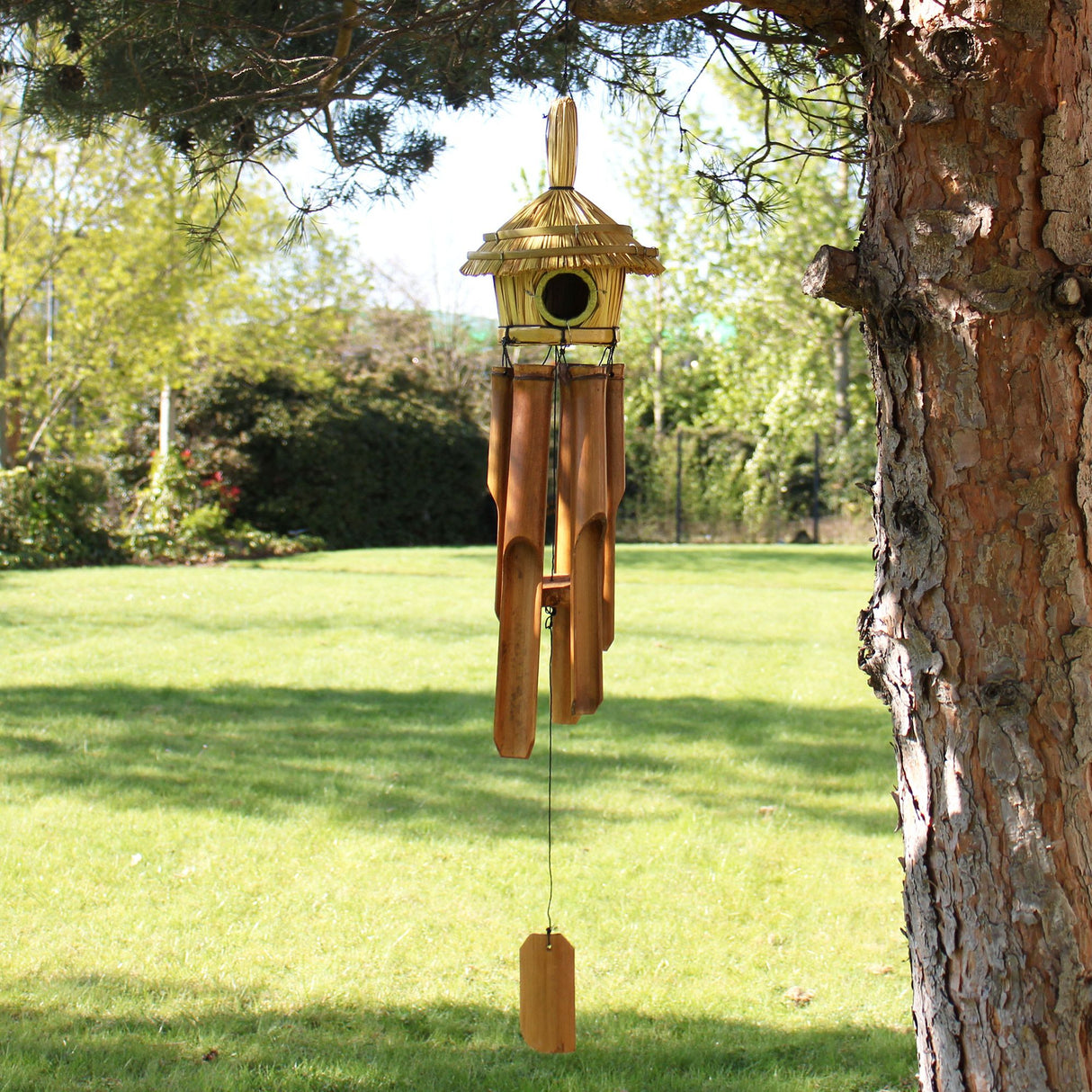 Boîte oiseau ronde en herbe de mer avec carillons 45x17cm