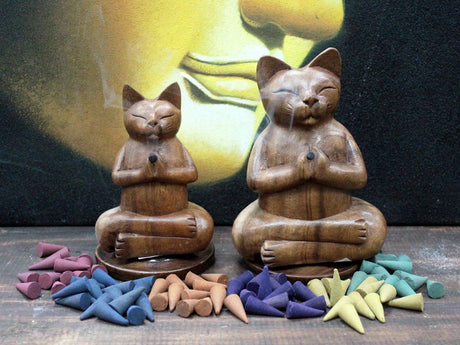 Großer geschnitzter Holz-Räucherstäbchenhalter Yoga-Katze