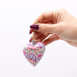 Trehengt hjertepynt, stor blomsterdesign