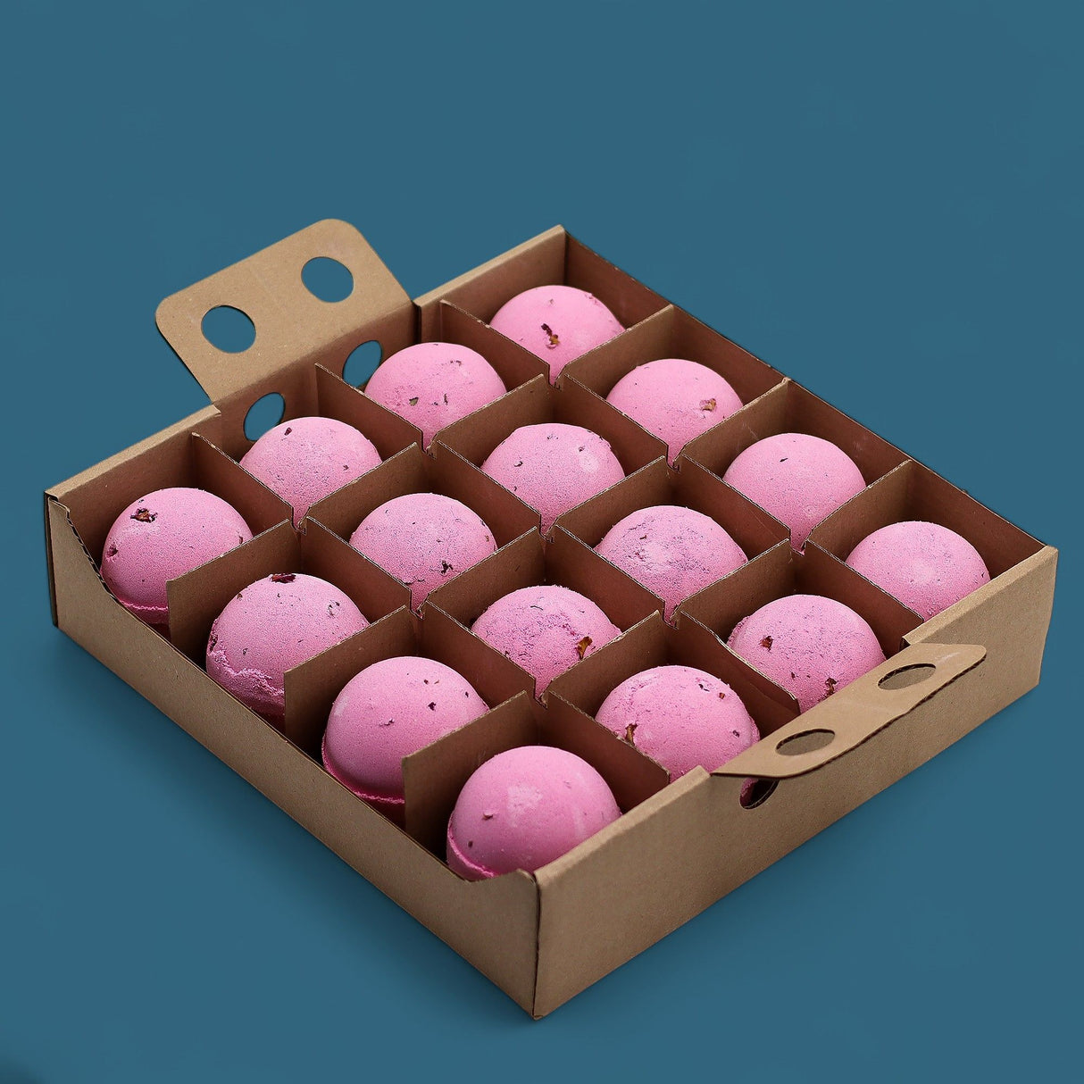 Růžová koupelová bomba s okvětními lístky a bambuckým máslem