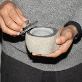 Pot de mise à la terre en pierre de rivière naturelle – Petit (env. 9x7cm)