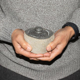 Pot de mise à la terre en pierre de rivière naturelle – Petit (env. 9x7cm)