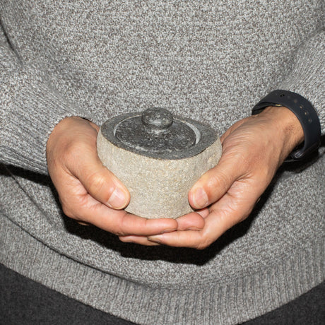 Pot de mise à la terre en pierre de rivière naturelle – Petit (env. 9x7cm)