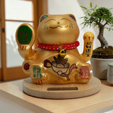 Solárna mačka na peniaze s dreveným podstavcom – zlatá pohyblivá ruka