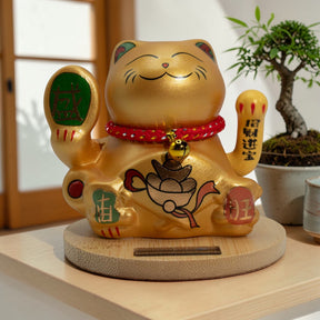 Solárna mačka na peniaze s dreveným podstavcom – zlatá pohyblivá ruka