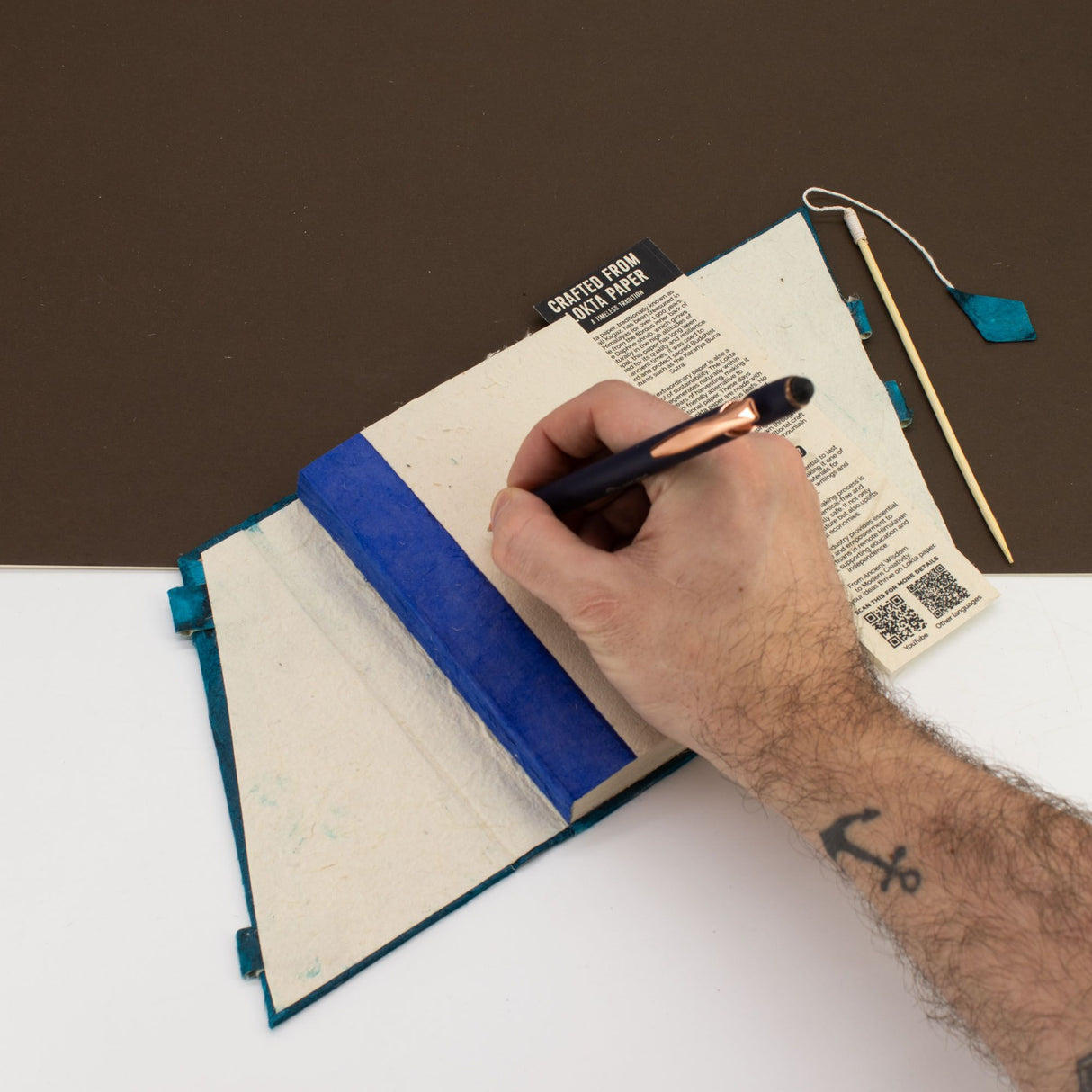 Notatnik z blokadą z bambusa Lokta Bold Floral – Średni (15x12 cm) – 45 kartek – Granatowy