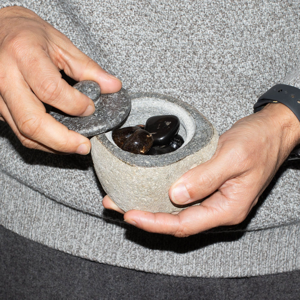 Pot de mise à la terre en pierre de rivière naturelle – Petit (env. 9x7cm)