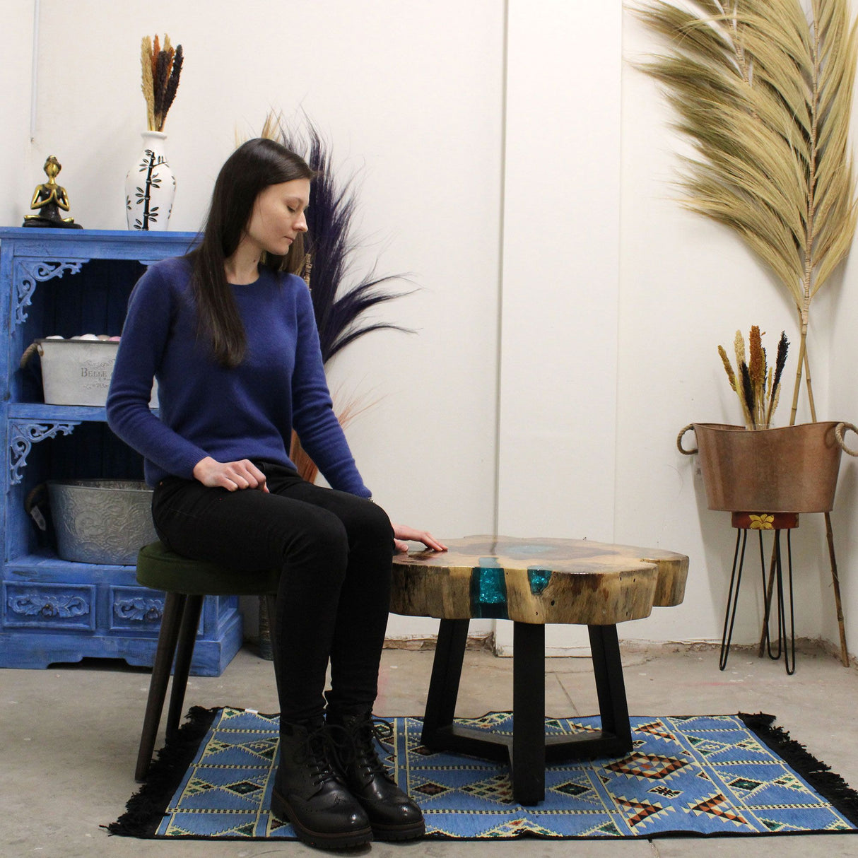 Konferenčný stolík, tamarindové drevo, akvamarínová živica, kovové nohy