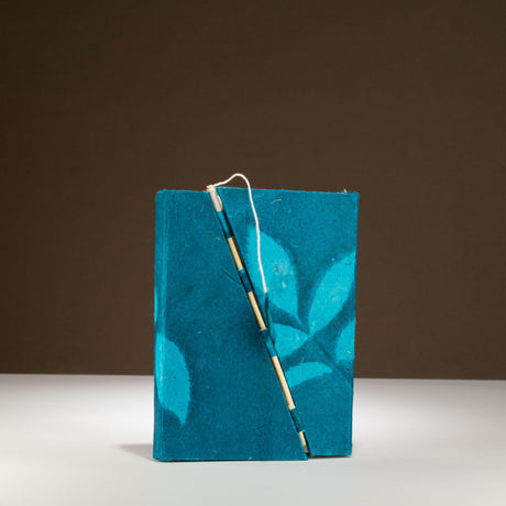 Notatnik z blokadą z bambusa Lokta Bold Floral – Średni (15x12 cm) – 45 kartek – Granatowy