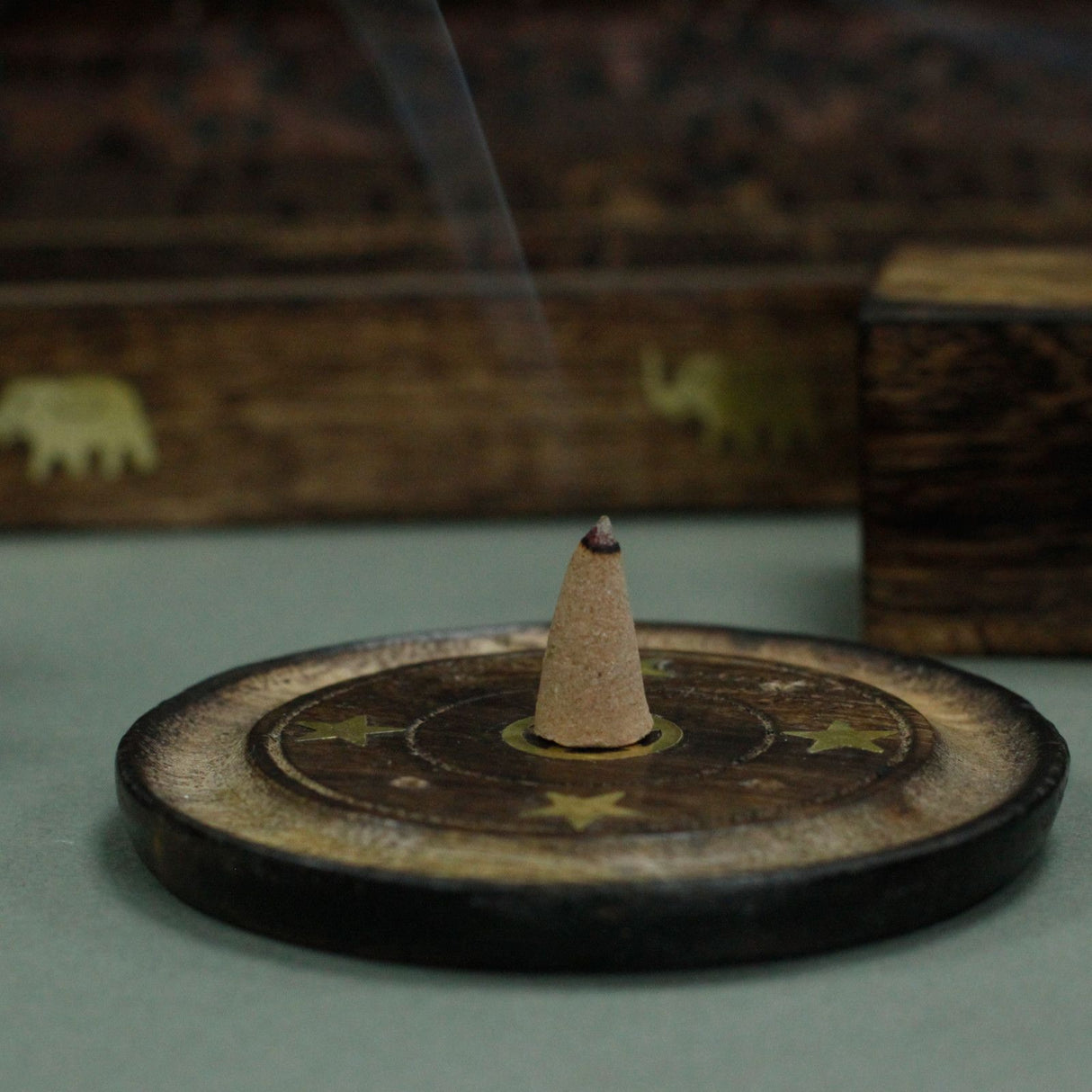 Suporte para Vela e Incenso em Cone de Madeira de Manga 10cm